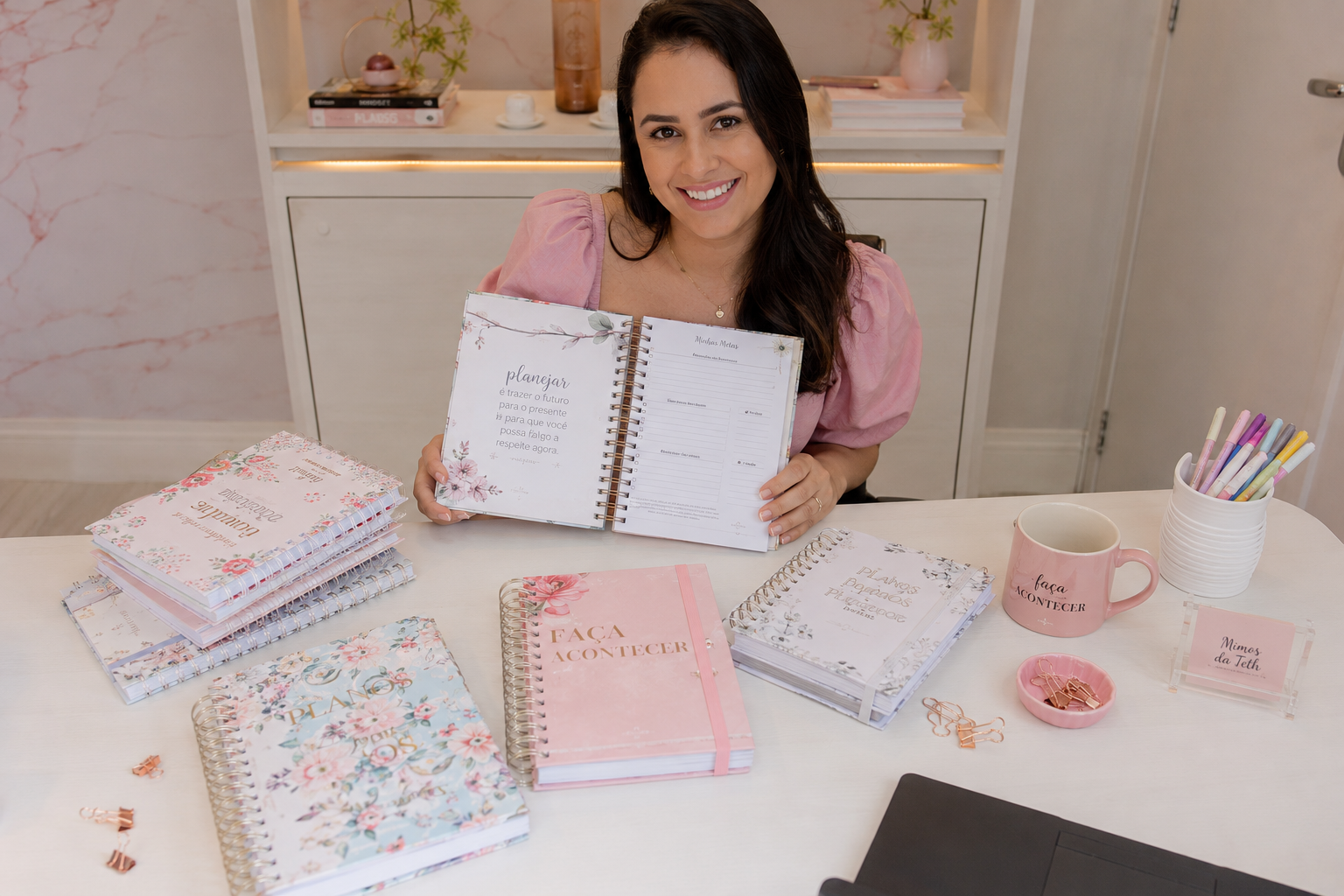 Mulher com cadernos e agendas personalizadas